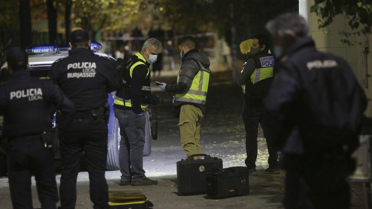 La Policía Local de Burjassot y la Policía Nacional, en el parque donde ha tenido lugar el homicidio.