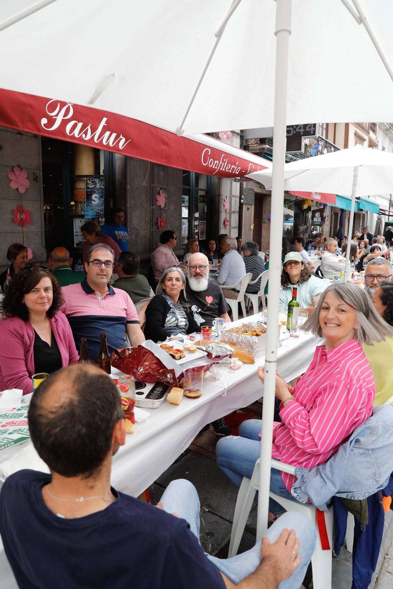 Grado abre boca para Santiago con la comida en la calle