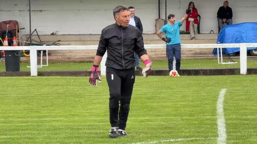 Ángel Mateos volvió a ponerse bajo los palos en un partido oficial a los 70 años