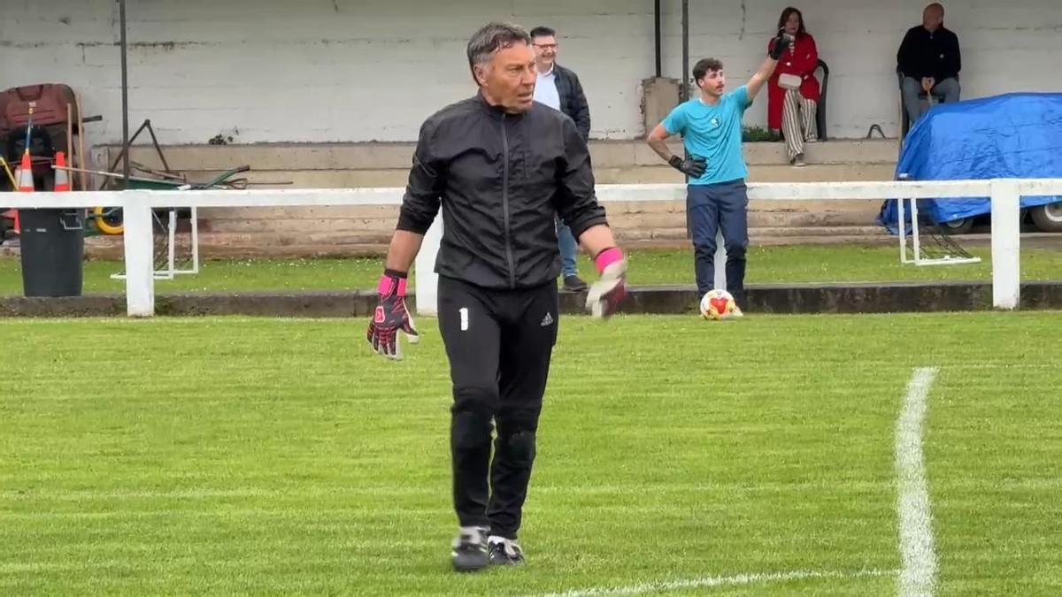 Ángel Mateos volvió a ponerse bajo los palos en un partido oficial a los 70 años