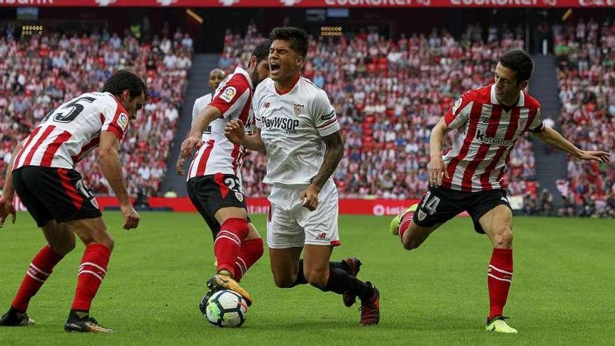 Correa cae ante tres jugadores del Athletic.