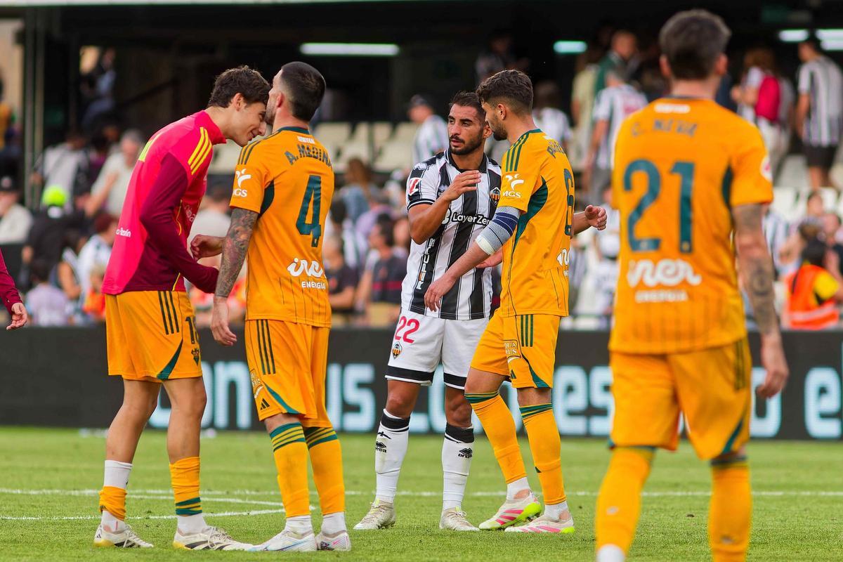 Mellot saluda a varios jugadores del Albacete tras el encuentro de la primera vuelta en el SkyFi Castalia.