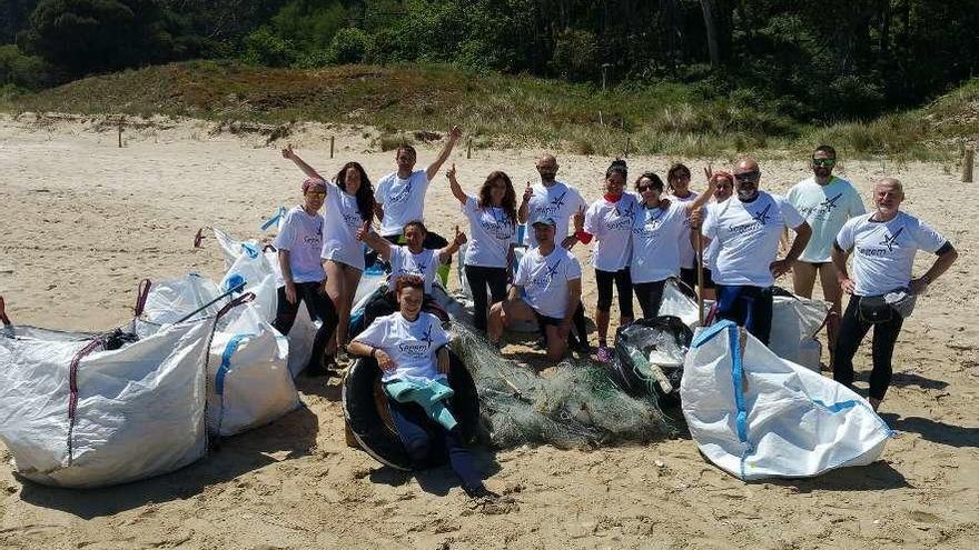 Voluntarios con parte de la basura retirada de la playa de San Martiño en Cíes hace dos semanas. // Cedida