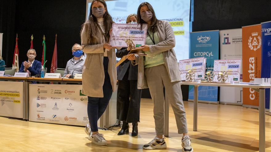 Uno de los equipos ganadores del concurso de emprendimiento universitario.