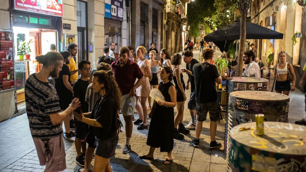 BARCELONA 04/08/2022 Barcelona. Ambiente nocturno en la calle de Joaquim Costa en El Raval. FOTO de ZOWY VOETEN