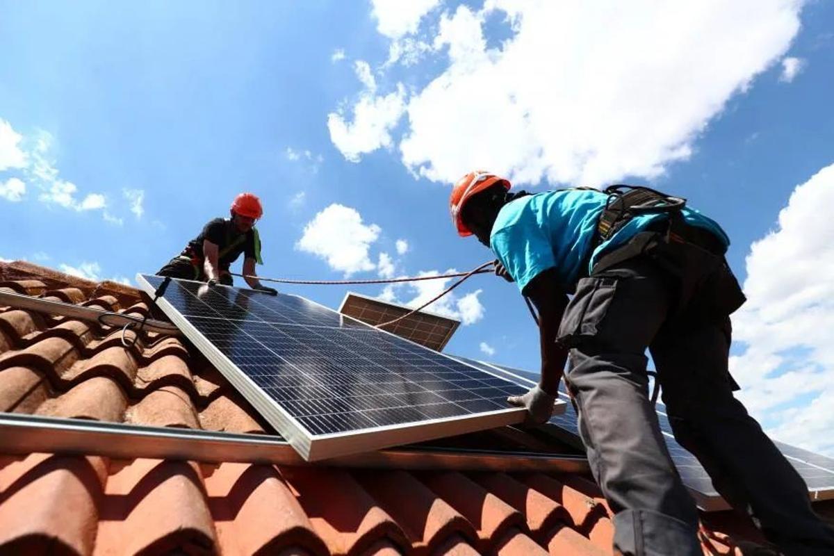 Instal·la plaques solars a casa i paga fins a un 60% menys en la factura de la llum