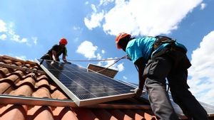 Instal·la plaques solars a casa i paga fins a un 60% menys en la factura de la llum