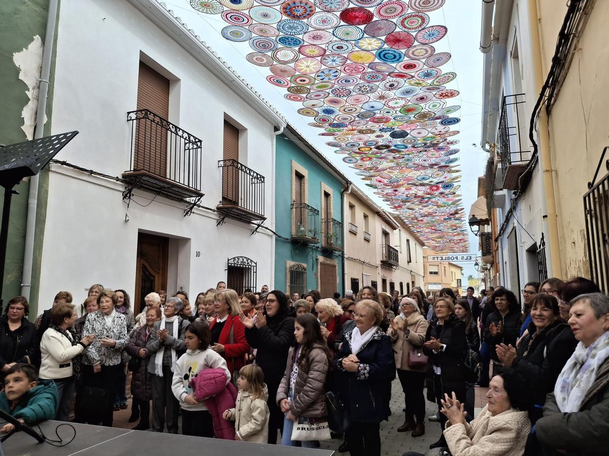 Las mujeres transforman Els Poblets: 1.400 mandalas se entrelazan sobre el Carrer Major (imágenes)