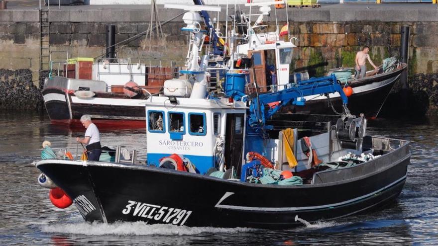 Un barco saliendo del puerto pesquero de O Berbés.