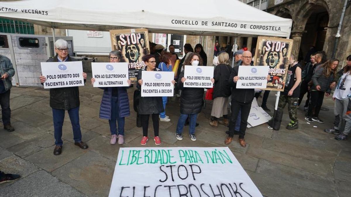 Decenas de personas exigen en Santiago que detengan los electroshocks a Iván