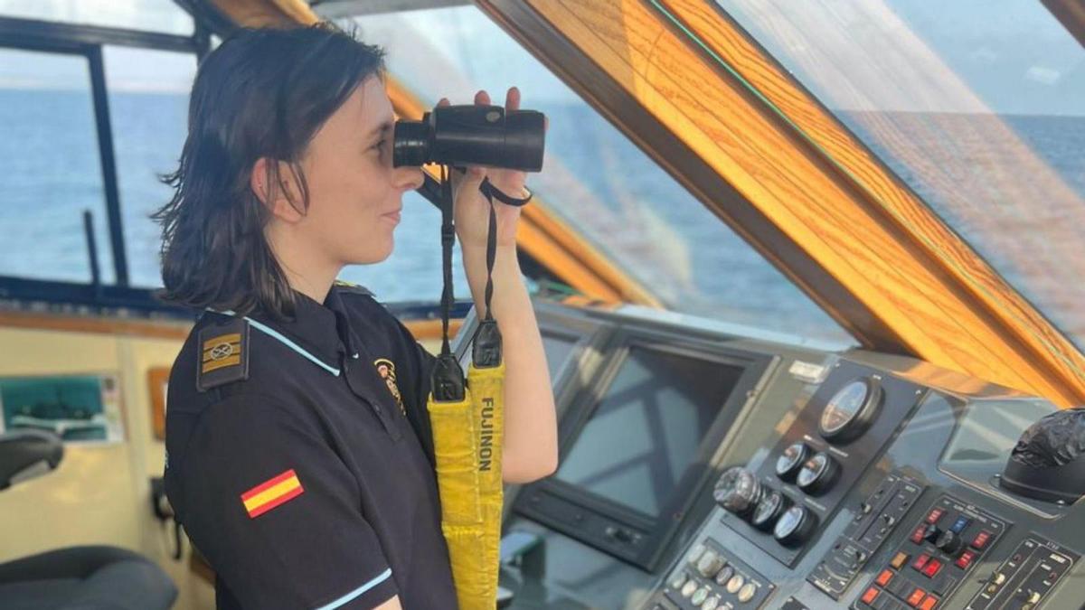 Esperanza Rodríguez en el puente de mando del barco.