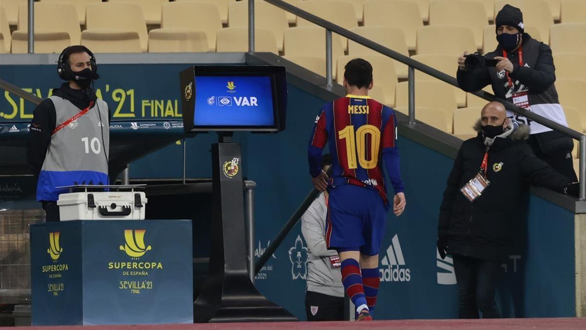 Soccer Football - Spanish Super Cup Final - FC Barcelona v Athletic Bilbao - Estadio La Cartuja de Sevilla  Seville  Spain - January 17  2021 Barcelona s Lionel Messi walks off the pitch after being sent off REUTERS Marcelo Del Pozo