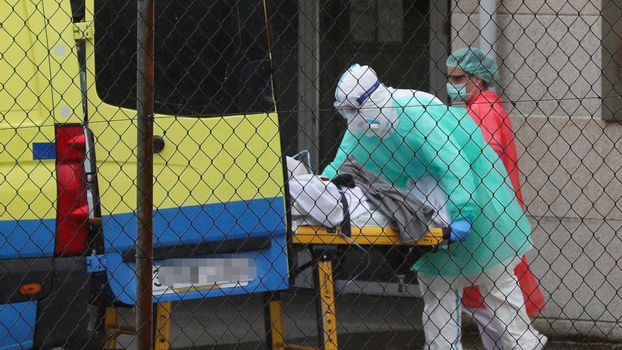 Traslado al hospital de un enfermo de coronavirus de la residencia de mayores en Barreiro. // Ricardo Grobas