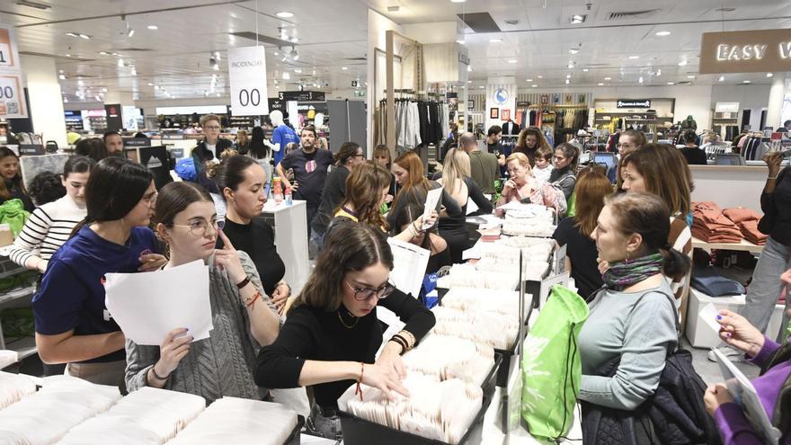 Las voluntarias, entregando las bolsas en las mochilas de Caja Rural y los dorsales este jueves a mitad de tarde.