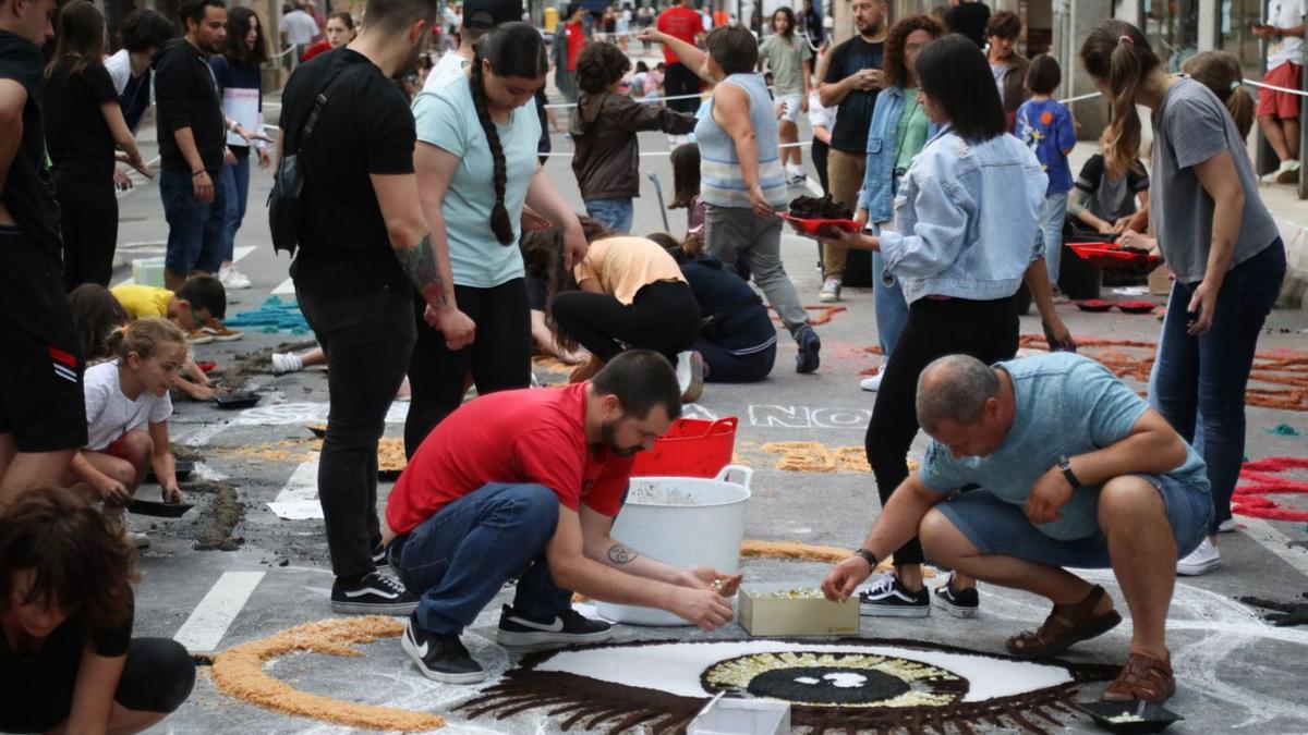 La confección de las alfombras florales implica a ponteareanos de todas las edades.   // ANXO GUTIÉRREZ 