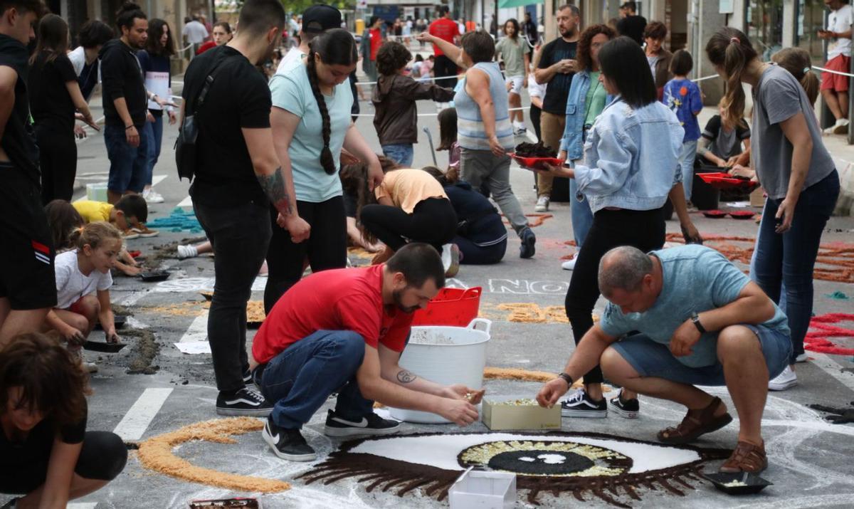 La confección de las alfombras florales implica a ponteareanos de todas las edades.   | // ANXO GUTIÉRREZ