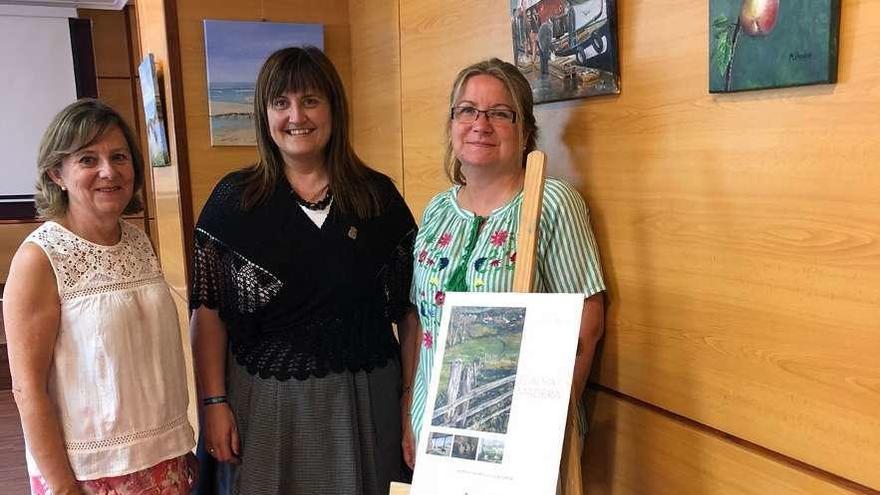 María Jesús Aguilar, Amelia Fernández y Cecilia Tascón, edil de Cultura, ayer en la exposición.