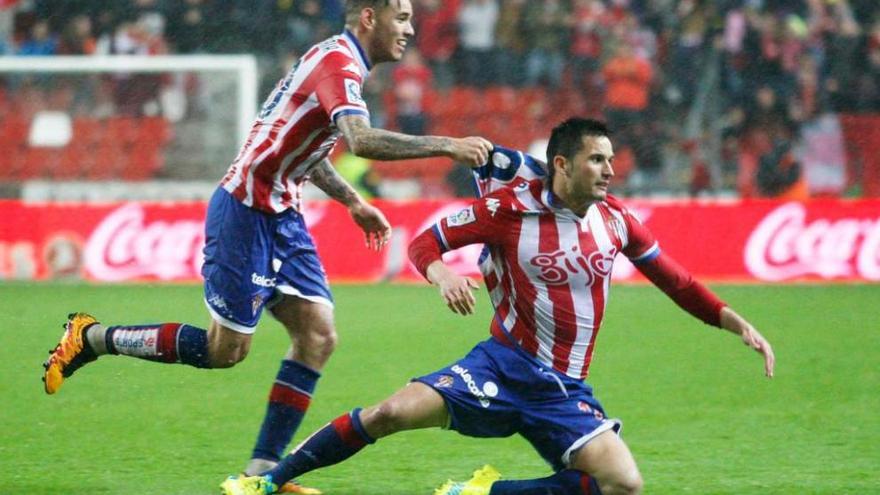 Sanabria, a la izquierda, celebra con Isma López el tanto del navarro que dio la victoria al Sporting ante el Sevilla en el tiempo de descuento en el tramo final de la pasada temporada.