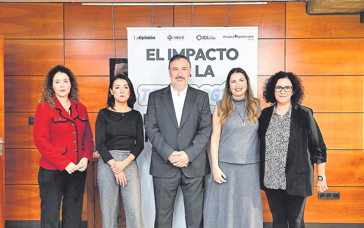 La gerente de La Opinión (izquierda) junto a los ponentes
