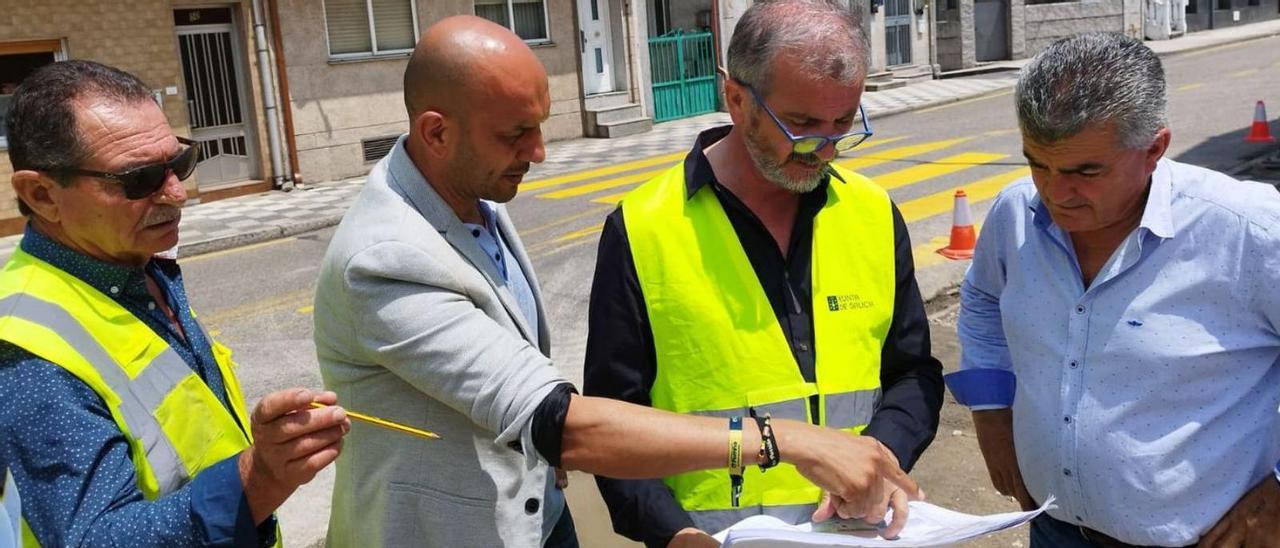 El alcalde porriñés Alejandro Lorenzo supervisa el inicio de la obra en la avenida Buenos Aires. |   // D. P.