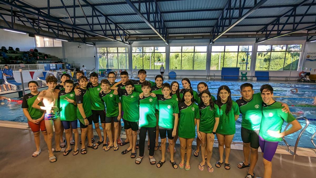 Nadadoras y nadadores del NiE Gandia en el control de marcas