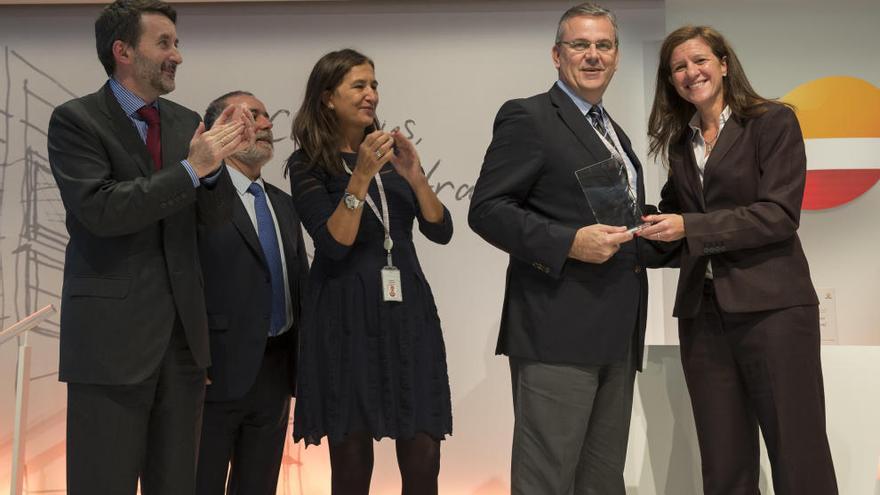 De Albornoz, segundo por la (d) recibiendo el premio.