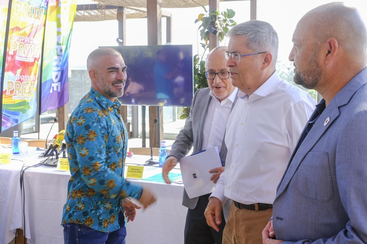 Fernando Ilarduya saluda al presidente insular, Antonio Morales, el alcalde de San Bartolomé de Tirajana, Marco Aurelio Pérez, y el consejero de Turismo, Carlos Álamo, la semana pasada durante la presentación de Maspalomas Pride.