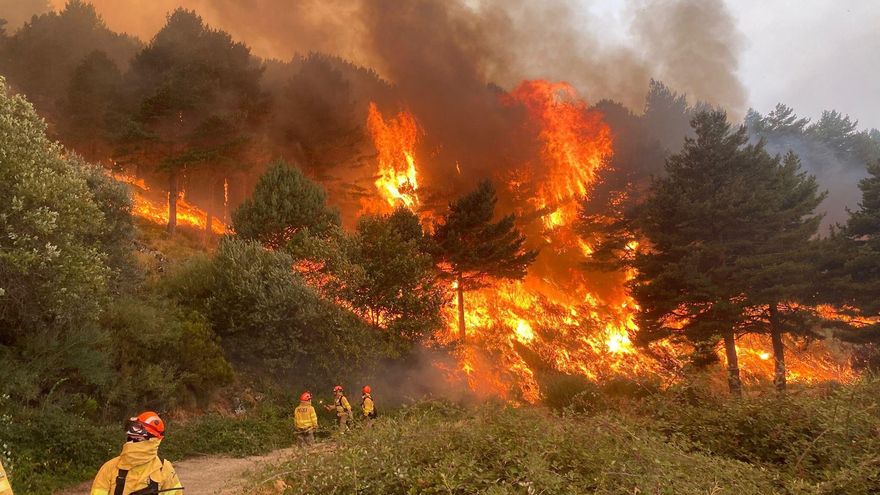 Más de 300 efectivos combaten el fuego de Jarilla, que mantiene el desalojo de dos pueblos, albergues y casas diseminadas