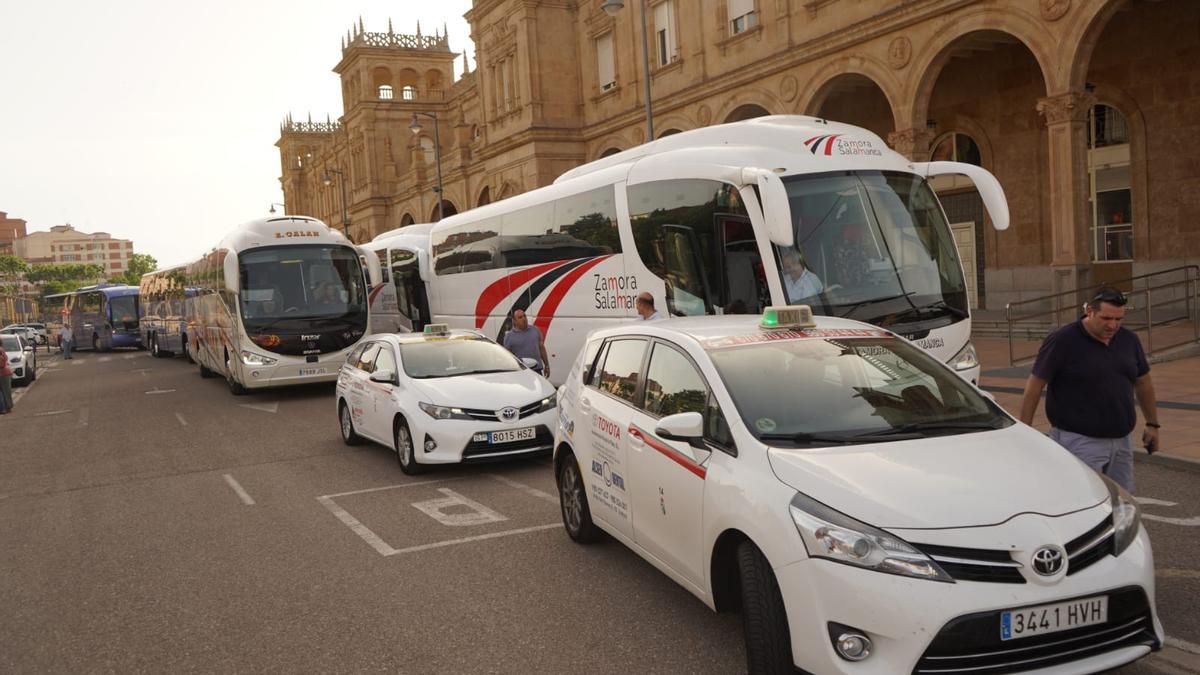 Autobuses y taxis preparados a las puertas de la estación de tren de Zamora tras el corte del AVE por el incendio en Sierra de la Culebra.