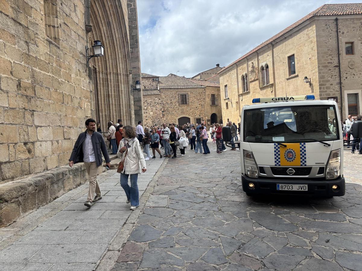 La grúa municipal, en Santa María, cuando se retomó el besamanto a la patrona.
