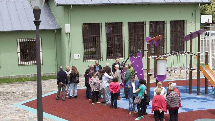 El acto de inauguración de la obra de las antiguas escuelas, que acogerán el centro ambiental.