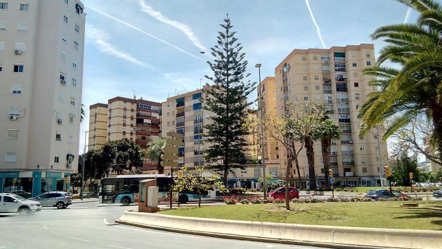 Dividida en cuatro parterres ajardinados, la plaza Aparejador Federico Bermúdez, que recuerda al fundador del Colegio de Aparejadores de Málaga, es en realidad una concurridísima rotonda junto a la gasolinera de las Chapas.