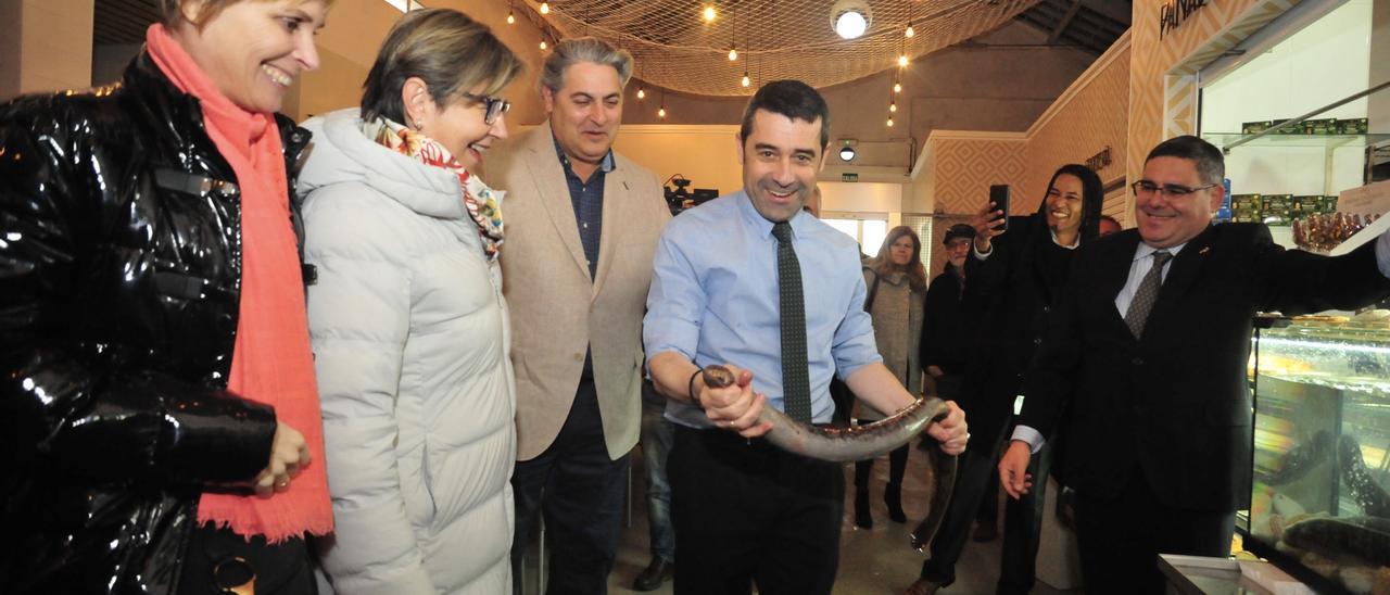 La directora de Turismo de Galicia, la conselleira de Mar, el pregonero, el alcalde, el cantante Johnny Vergara y el edil Ángel Souto, en la fiesta de 2019.