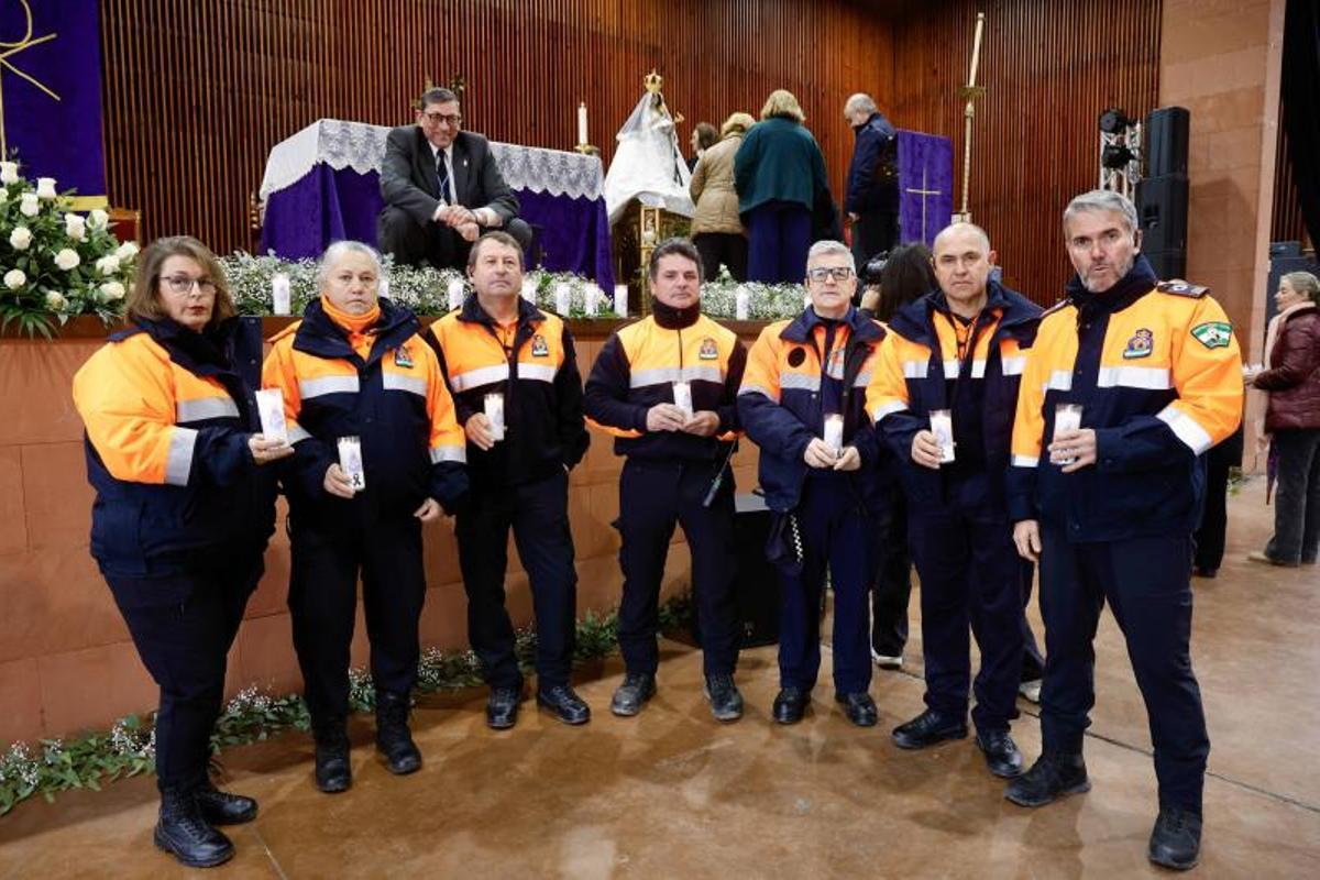 Sebastián Latorre, primero por la derecha, junto con voluntarios de Protección Civil de Adamuz este domingo tras la misa.