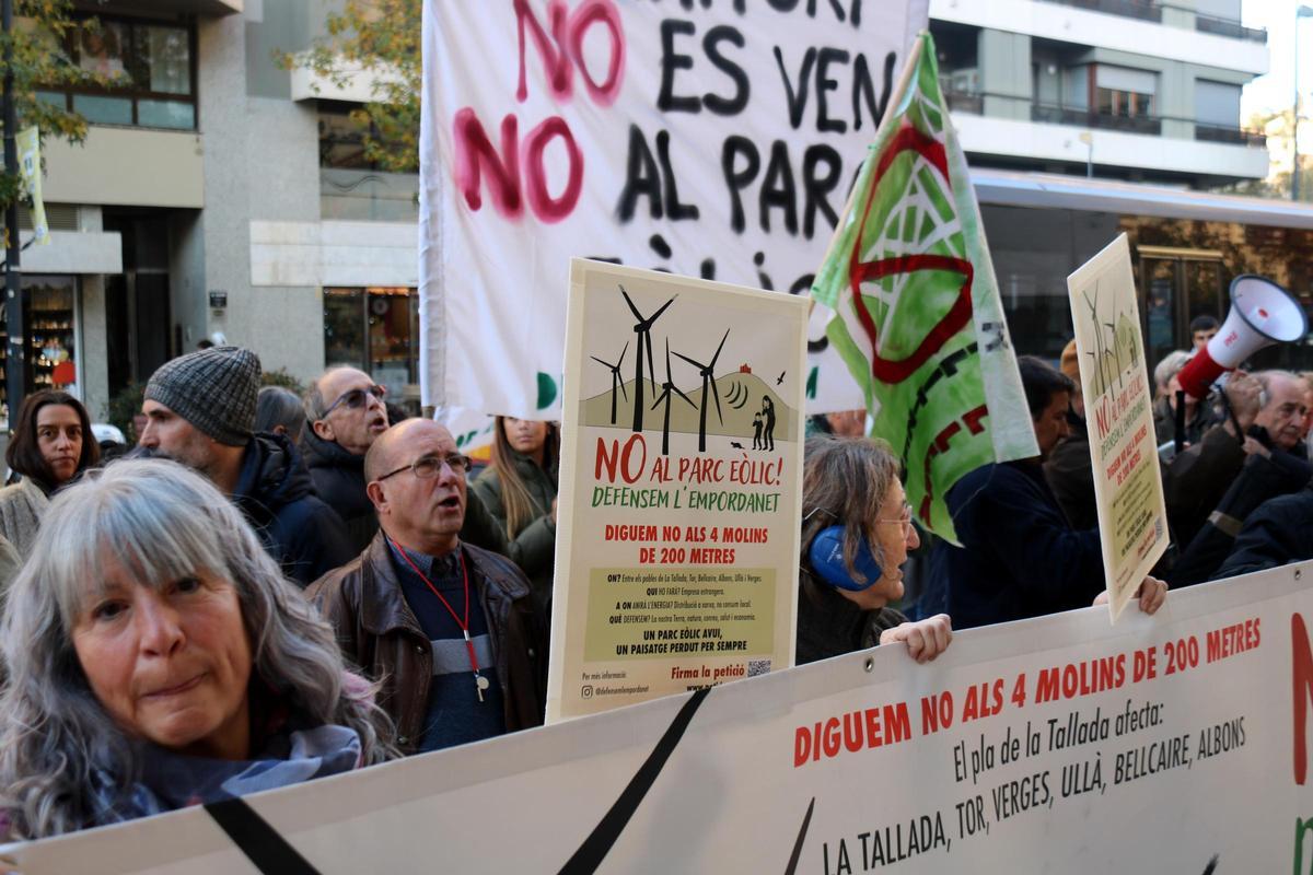 Pancartes de la concentració convocada per Defensem l'Empordanet al davant de la Delegació del Govern de Girona.