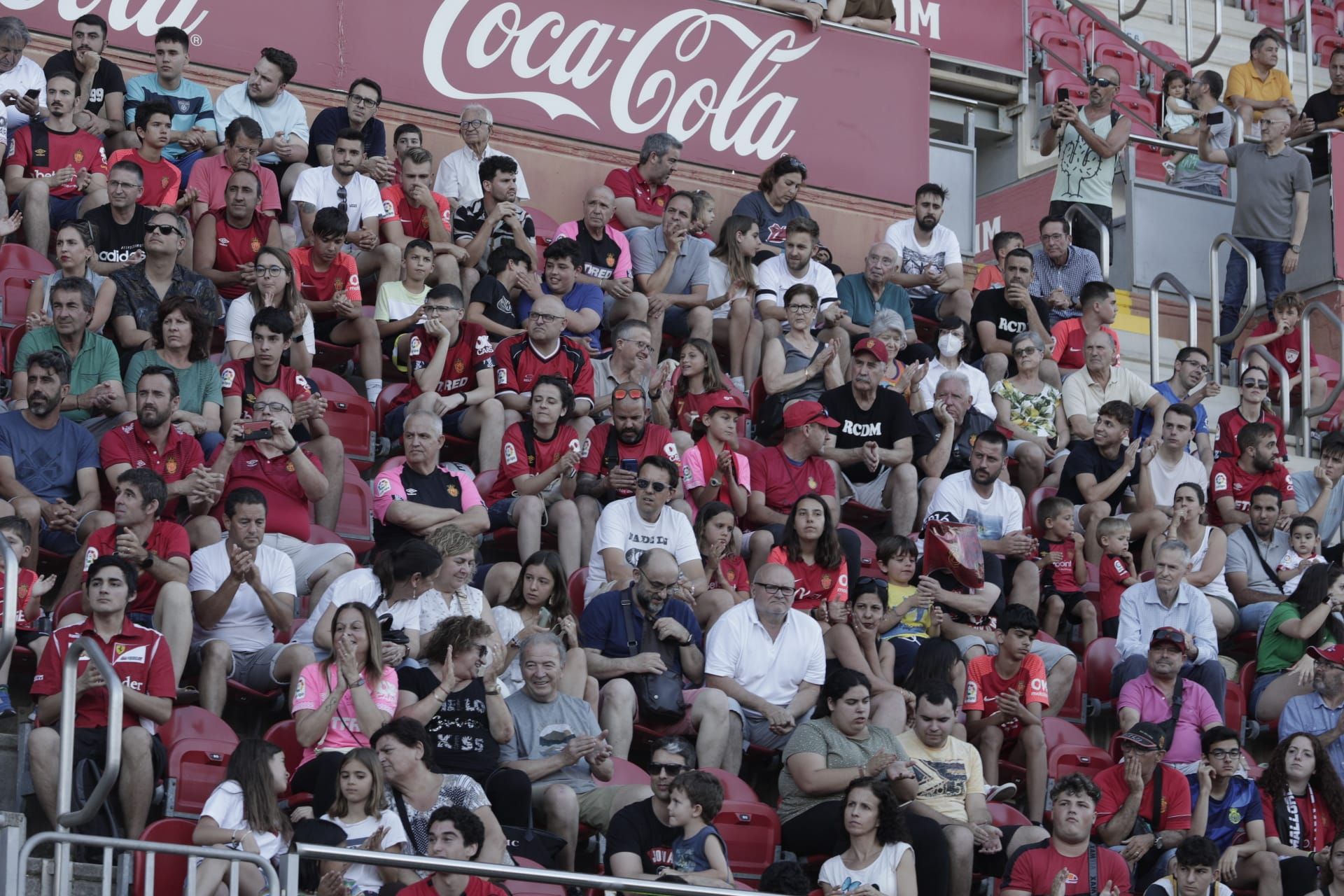 Unos dos mil seguidores del RCD Mallorca se despiden de Reina y Salva Sevilla en Son Moix