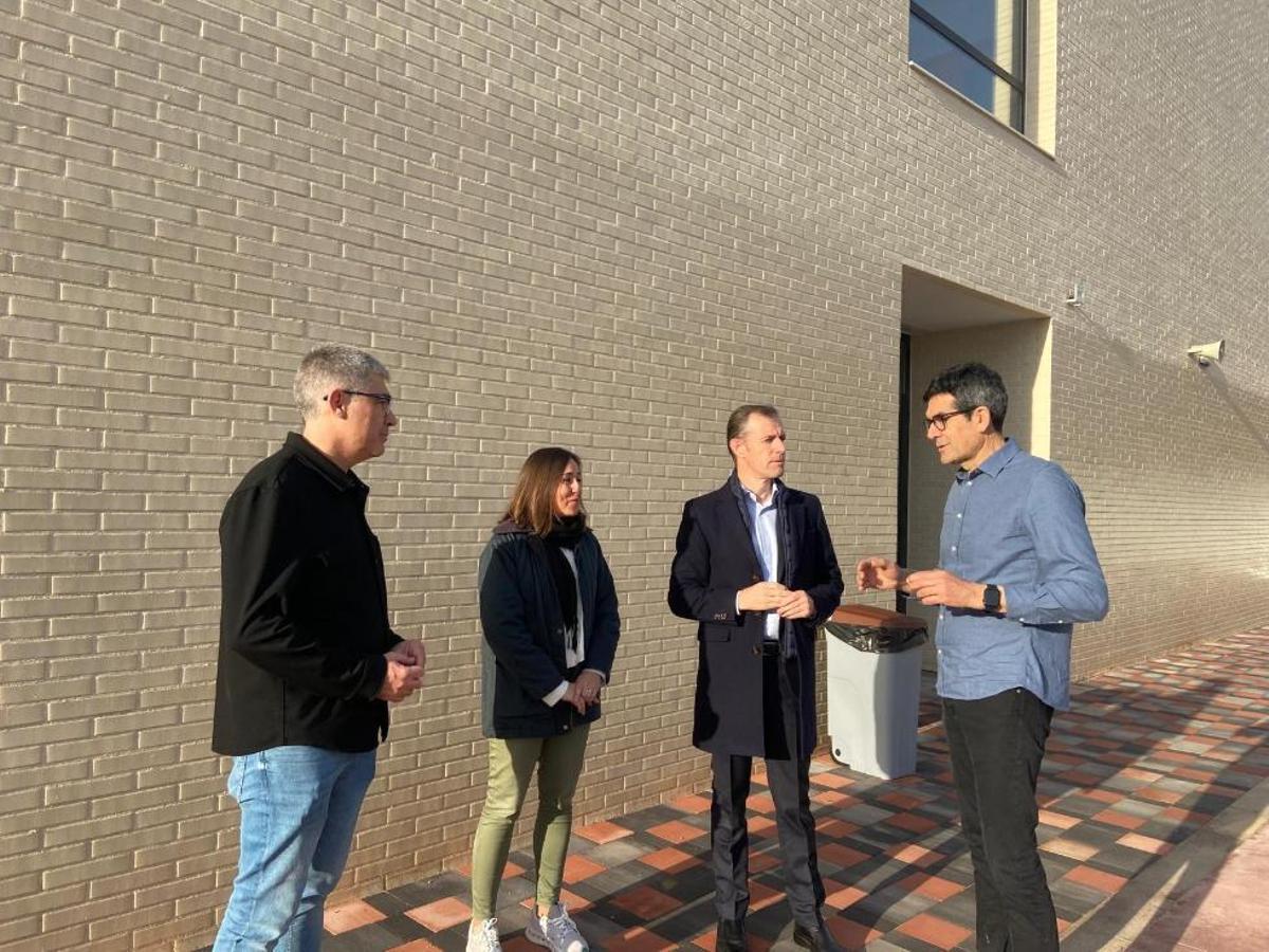 El director general de Centros Docentes, Jorge Cabo, durante su visita al centro de Mislata, este lunes.