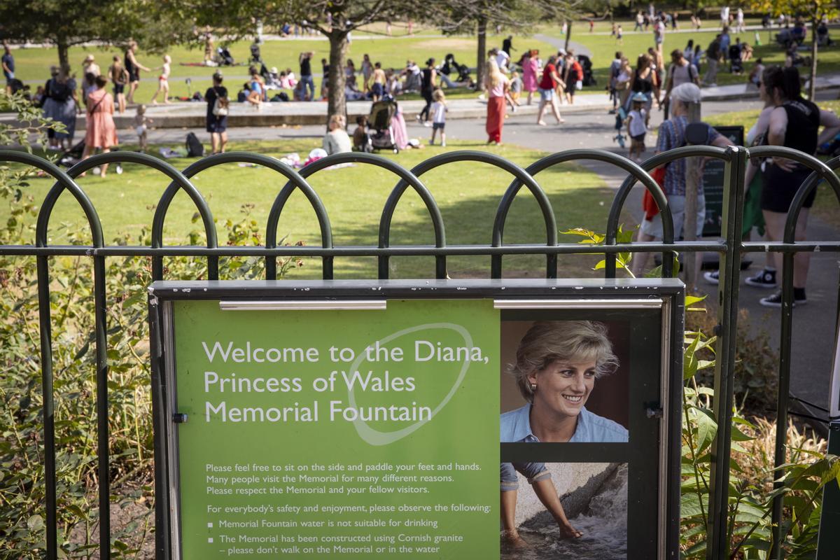 El público visita el fuente en memoria de Lady Di, en el Hyde Park de Londres.