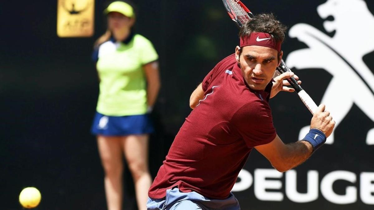 El suizo Federer golpea la bola en el Master 1.000 de Roma ante el austriaco Thiem.