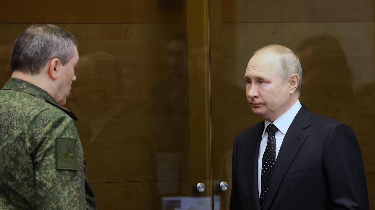 El presidente ruso, Vladímir Putin, conversa con el general Valery Gerasimov durante su visita al mando operativo conjunto de las tropas desplegadas en Ucrania.