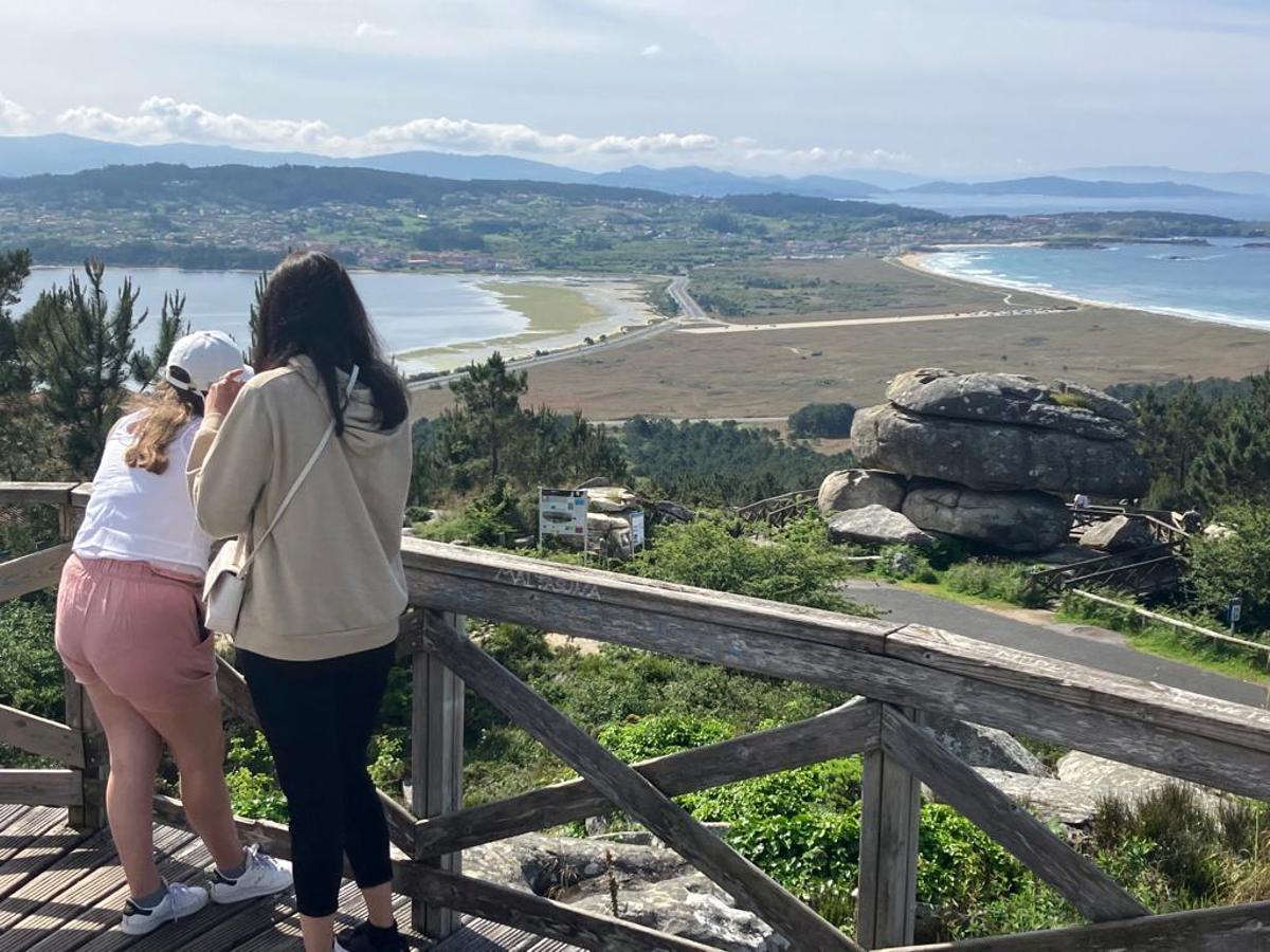 Turistas disfrutando de las vistas desde Monte Siradella.