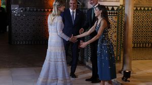 SEVILLA, 29/06/2025.- El rey Felipe VI (2d) y la reina Letizia (d) reciben al presidente del Gobierno, Pedro Sánchez (i), y a su mujer, Begoña Gómez (2i), este domingo, momentos antes de la cena de gala que han ofrecido a los líderes mundiales que asisten a la IV Conferencia Internacional sobre Financiación para el Desarrollo. EFE/ Mariscal POOL. POOL