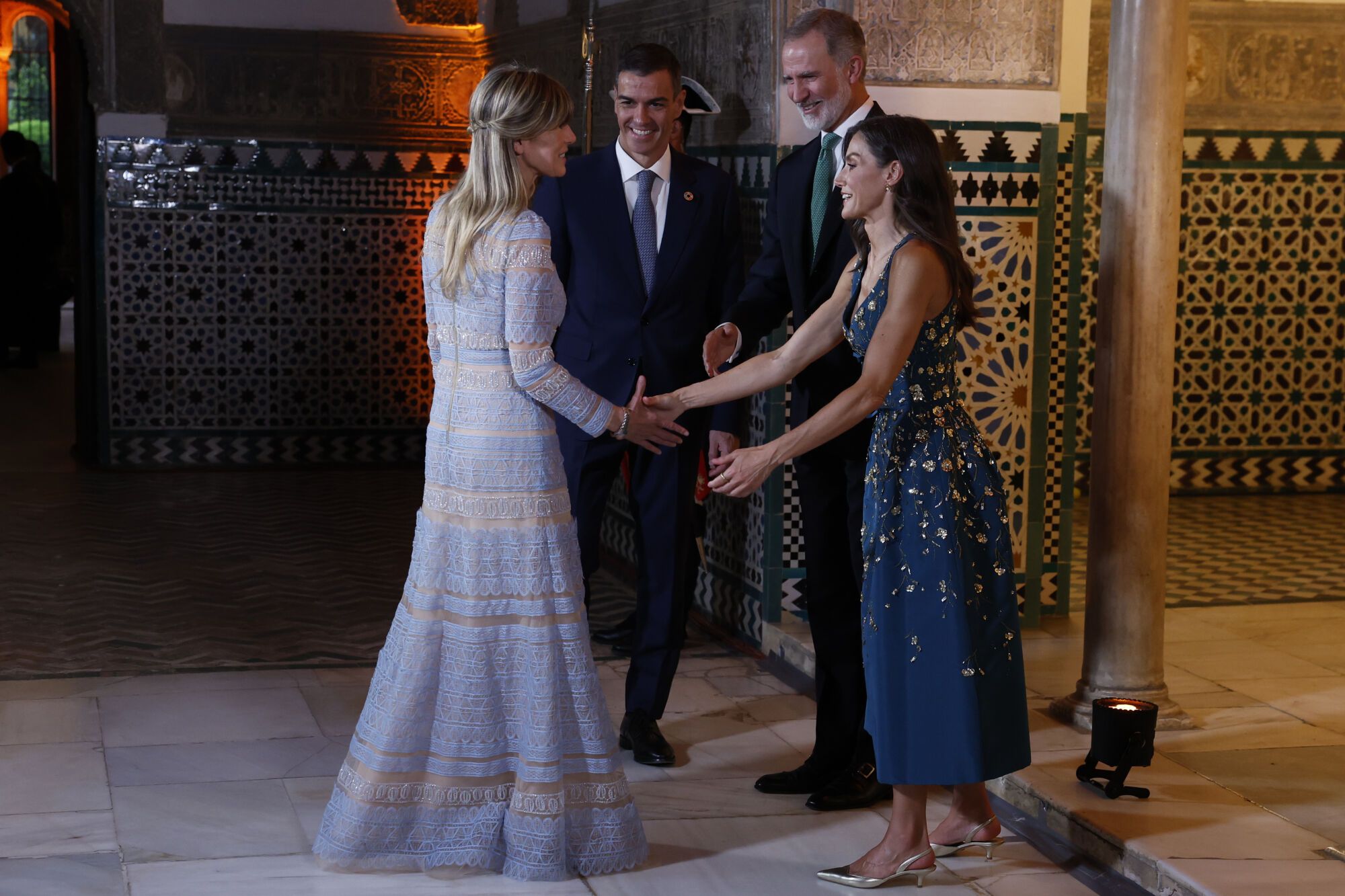 SEVILLA, 29/06/2025.- El rey Felipe VI (2d) y la reina Letizia (d) reciben al presidente del Gobierno, Pedro Sánchez (i), y a su mujer, Begoña Gómez (2i), este domingo, momentos antes de la cena de gala que han ofrecido a los líderes mundiales que asisten a la IV Conferencia Internacional sobre Financiación para el Desarrollo. EFE/ Mariscal POOL. POOL