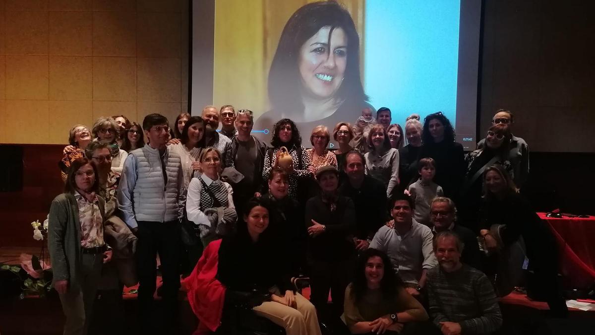 Rufi Velázquez, rodeada de amigos en su despedida como directora de la biblioteca de San José Obrero.