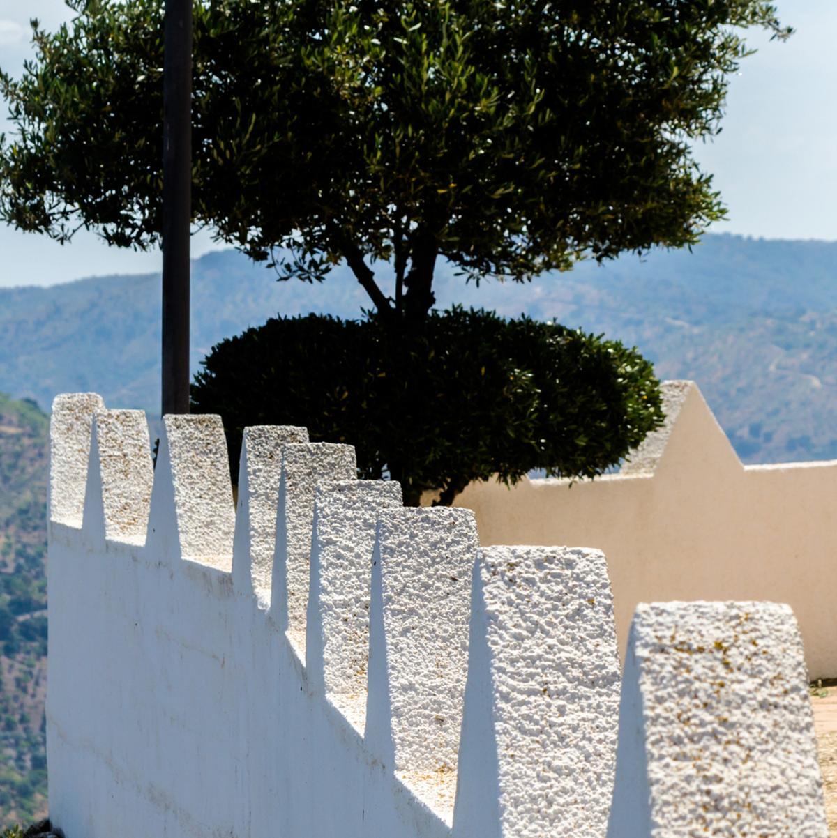 Paredes blanco típica defensiva en un pequeño pueblo de Andalucía, un elemento histórico de la arquitectura.