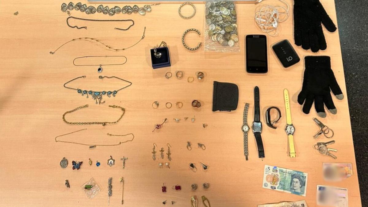 Detalle de las joyas y demás objetos incautados al individuo detenido por asaltar una casa en Sant Cugat del Vallès