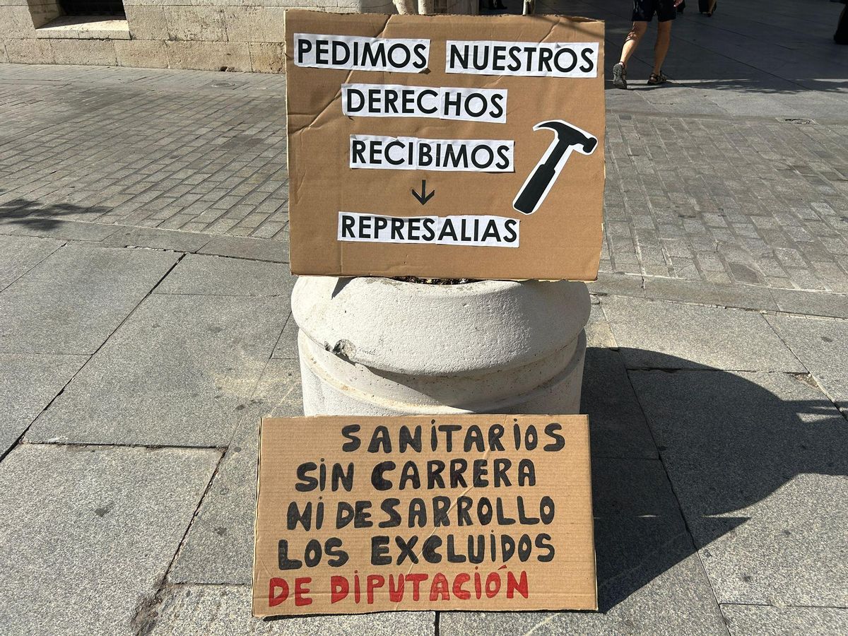 Pancartas en la concentración del personal del Hospital de Salud Mental de Bétera