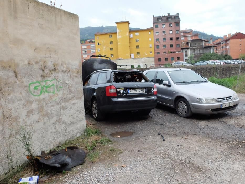 Coches incendiados por actos vandálicos en los aparcamientos de Oñón en Mieres