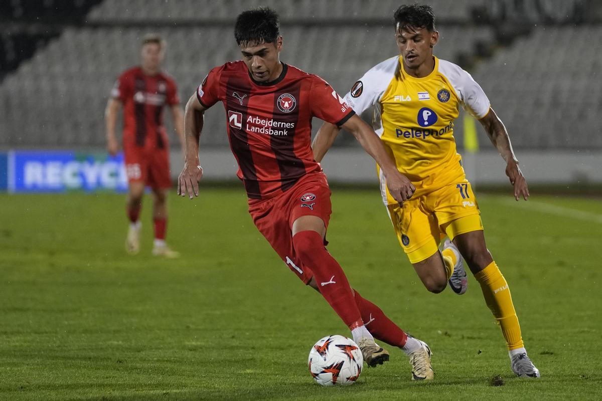 Instante del partido a puerta cerrada disputado entre el Maccabi Tel Aviv y el Midtjylland danés en el Estadio Partizan de Belgrado.