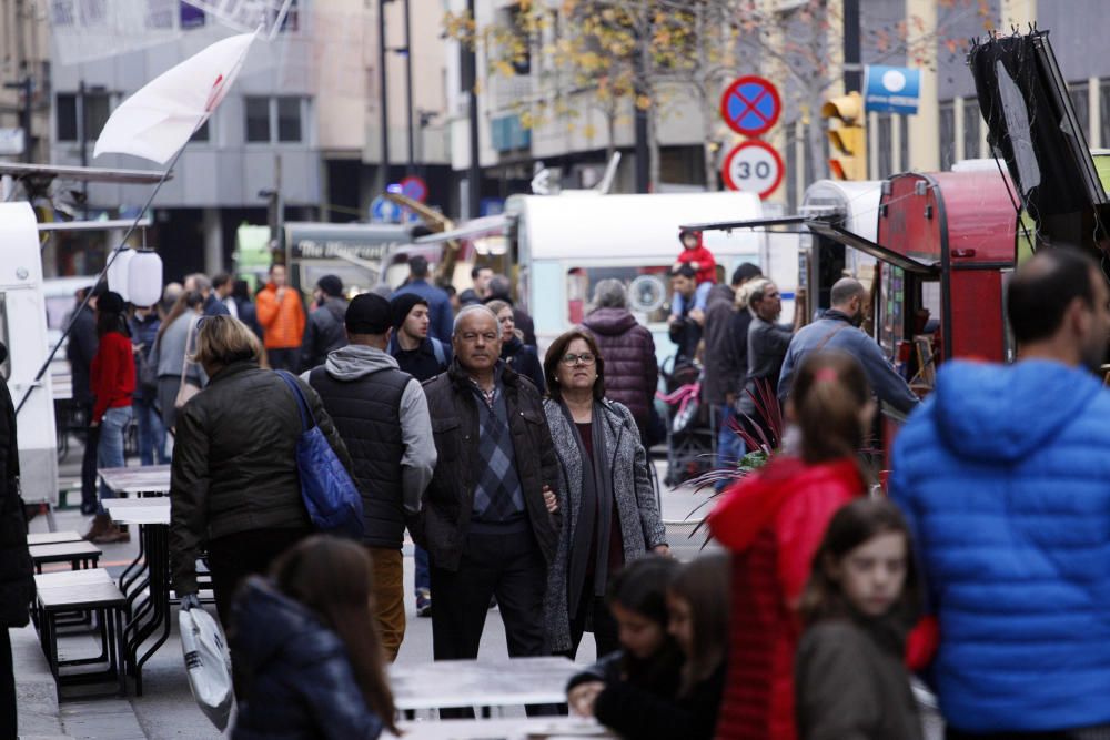 Les «food trucks» omplen de gent el carrer Migdia de Girona